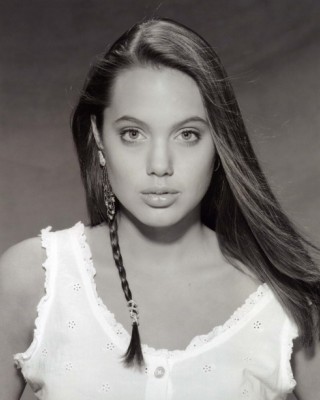 Фото 7368 к новости Ранние снимки Анджелины Джоли будут проданы с аукциона