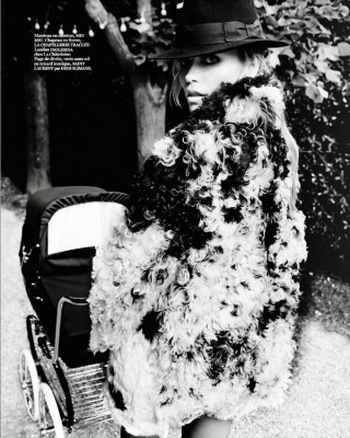Фото 37923 к новости Наташа Поли вместе с дочкой в парижском Vogue 