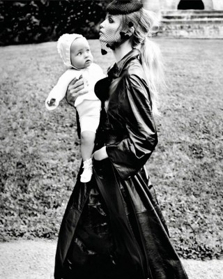 Фото 37931 к новости Наташа Поли вместе с дочкой в парижском Vogue 