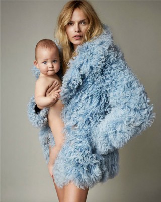 Фото 37933 к новости Наташа Поли вместе с дочкой в парижском Vogue 