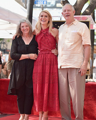 Клэр Дейнс с родителями