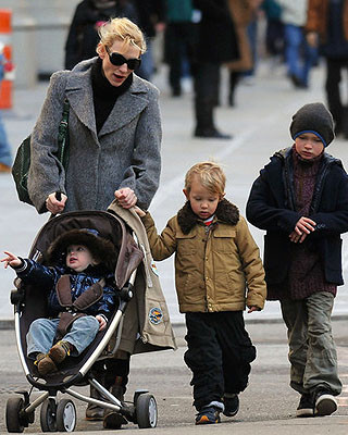 Кейт Бланшетт с сыновьями