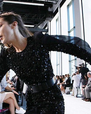 Фото 51667 к новости Белла Хадид на Неделе моды в Нью-Йорке