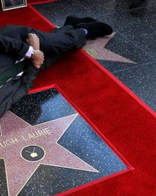 Фото 52491 к новости Звезда Хью Лори появилась на Аллее славы Голливуда