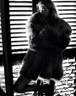 Фото 52747 к новости Джиджи Хадид в парижском Vogue