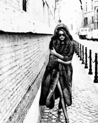 Фото 52752 к новости Джиджи Хадид в парижском Vogue