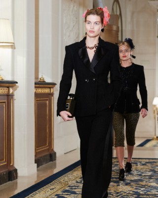 Фото 53751 к новости Лили-Роуз Депп и другие в показе Модного дома Chanel