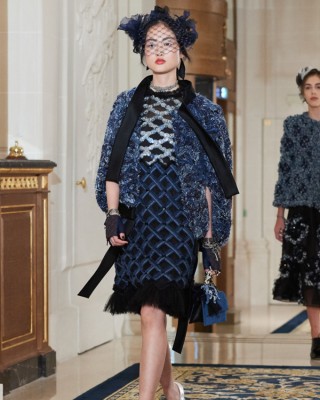 Фото 53792 к новости Лили-Роуз Депп и другие в показе Модного дома Chanel