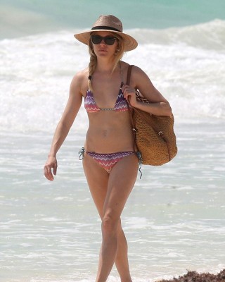 Сиенна Миллер  гуляет пляжу в Тулуме 