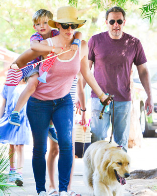 Бен Аффлек и Дженнифер Гарнер на прогулке с детьми, июль 2017