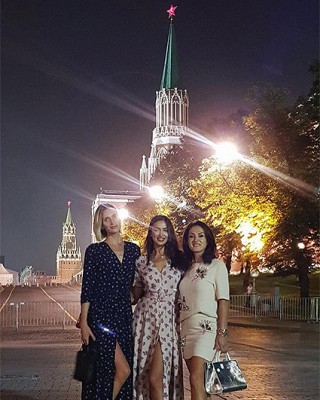 Ирина Шейк с подругами