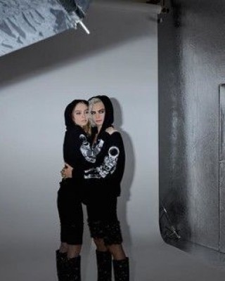 Фото 60886 к новости Кара Делевинь и Лили Роуз Депп специально для Chanel