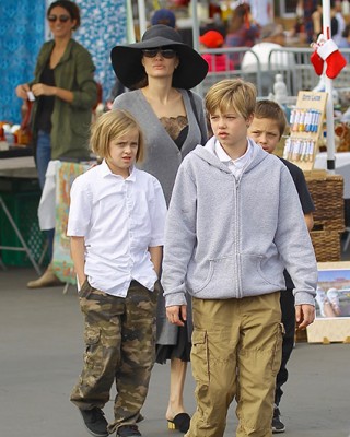 Анджелина Джоли с дочерью Вивьен, сыном Ноксом и дочерью Шайло