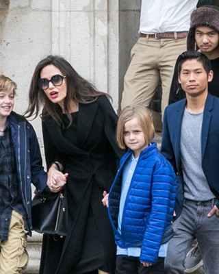Фото 63838 к новости Анджелина Джоли с детьми посетила Лувр