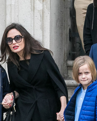 Фото 63839 к новости Анджелина Джоли с детьми посетила Лувр