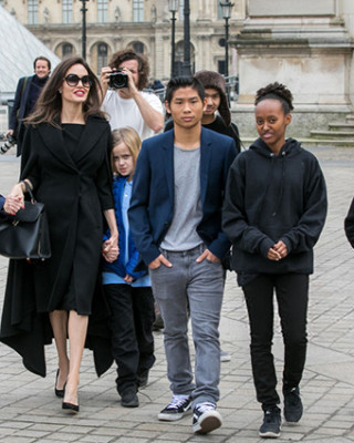 Фото 63841 к новости Анджелина Джоли с детьми посетила Лувр
