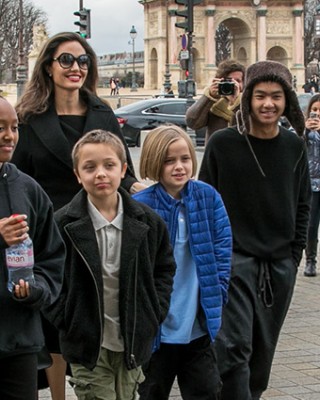 Фото 63842 к новости Анджелина Джоли с детьми посетила Лувр