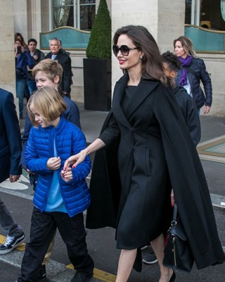 Фото 63843 к новости Анджелина Джоли с детьми посетила Лувр