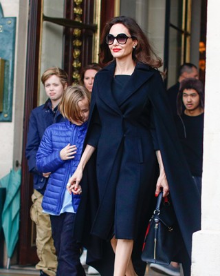 Фото 63845 к новости Анджелина Джоли с детьми посетила Лувр