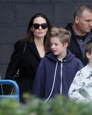 Фото 64687 к новости Дети Анджелины Джоли посмотрели новую «Лару Крофт»