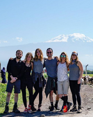 Фото 64937 к новости Мэнди Мур покорила Килиманджаро