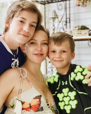 Кейт Хадсон с сыновьями