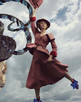 Фото 68472 к новости Эмили Блант – новая Мэри Поппинс на страницах Vogue