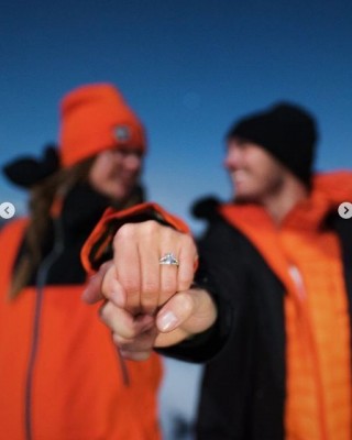 Фото 68715 к новости Помолвка Жозефин Скривер и Александра Далеона: полнолуние, северное сияние и кольцо
