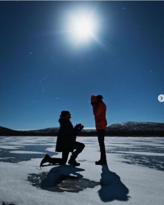 Фото 68716 к новости Помолвка Жозефин Скривер и Александра Далеона: полнолуние, северное сияние и кольцо