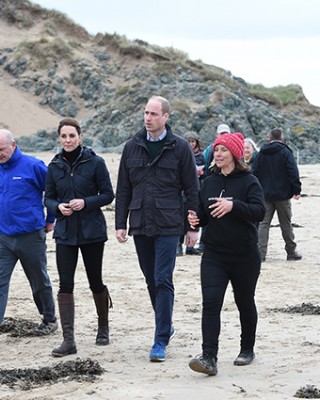 Фото 70310 к новости Герцоги Кембриджские чистили пляж вместе со скаутами