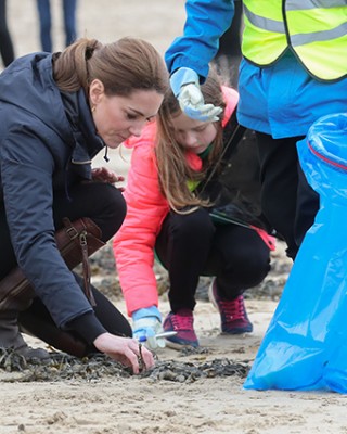 Фото 70312 к новости Герцоги Кембриджские чистили пляж вместе со скаутами