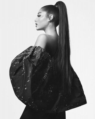 Фото 71009 к новости Ариана Гранде снялась в стильном фотосете для Givenchy
