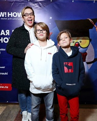 Фото 71508 к новости Кристина Асмус, Мария Кожевникова с детьми и другие на новогоднем шоу в Москве