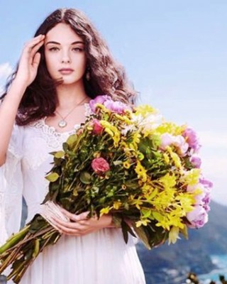 Фото 71600 к новости Дочь Венсана Касселя и Моники Беллуччи стала лицом нового аромата Dolce & Gabbana