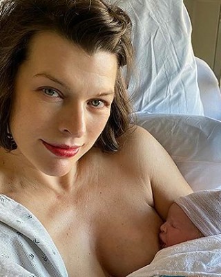 Фото 71644 к новости Милла Йовович показала свою новорожденную дочь