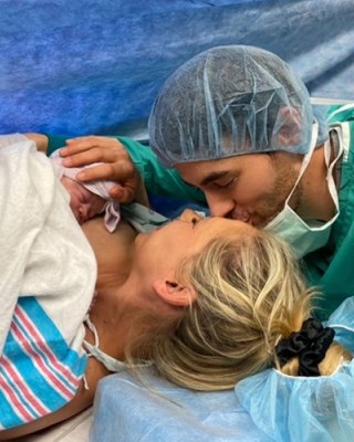 Фото 71744 к новости Анна Курникова и Энрике Иглесиас показали первые фото новорожденной