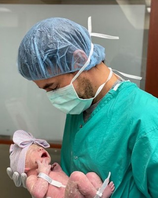 Фото 71746 к новости Анна Курникова и Энрике Иглесиас показали первые фото новорожденной
