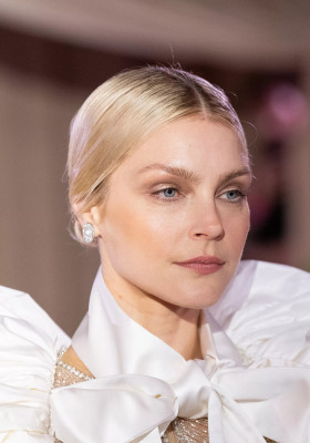 Jessica Stam for Richard Quinn SPRING 2024