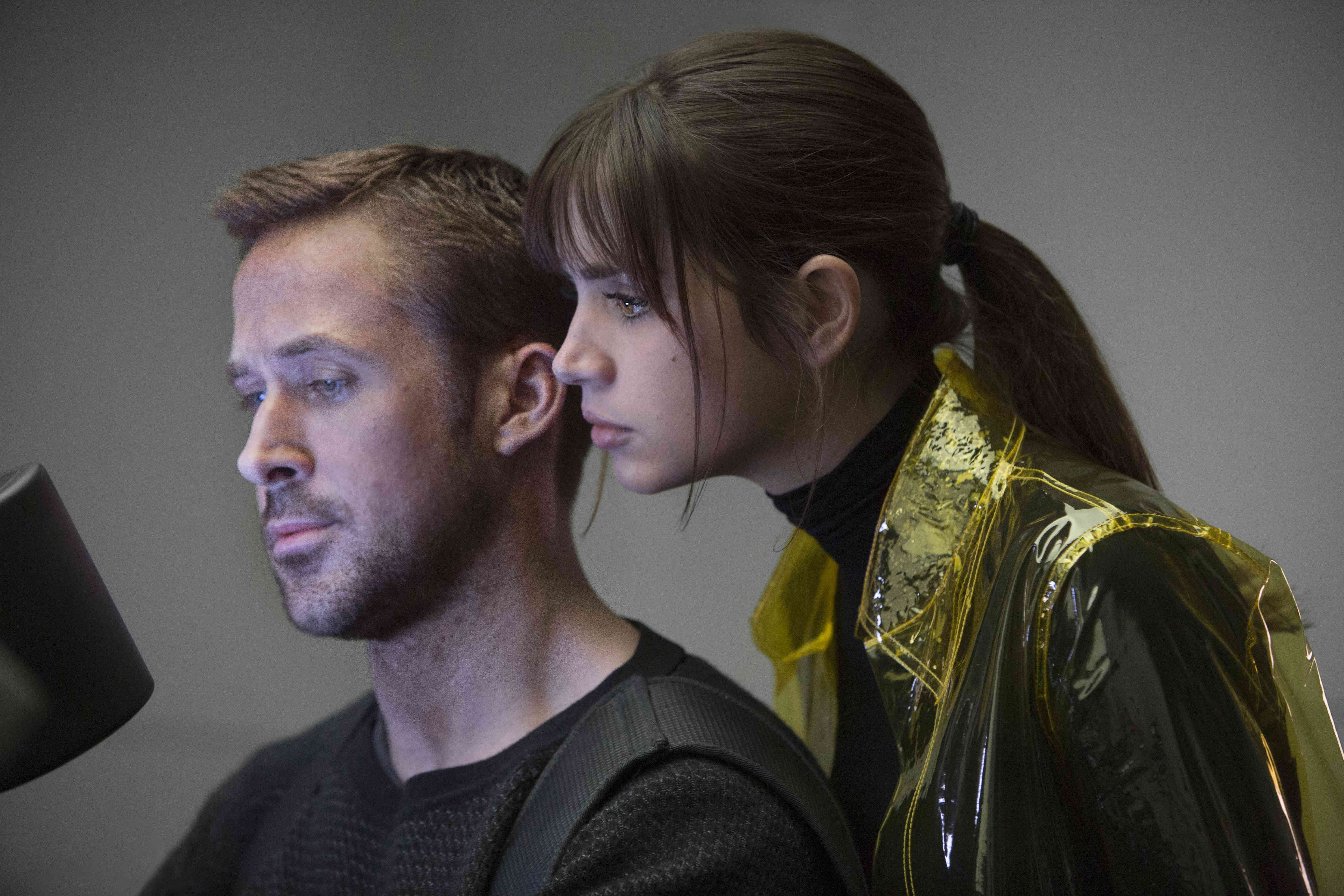 Бегу по лезвию. Бегущий по лезвию 2049. Райан Гослинг Blade Runner 2049. Ана де Армас Бегущий по лезвию 2049. Ана де Армас и Райан Гослинг.