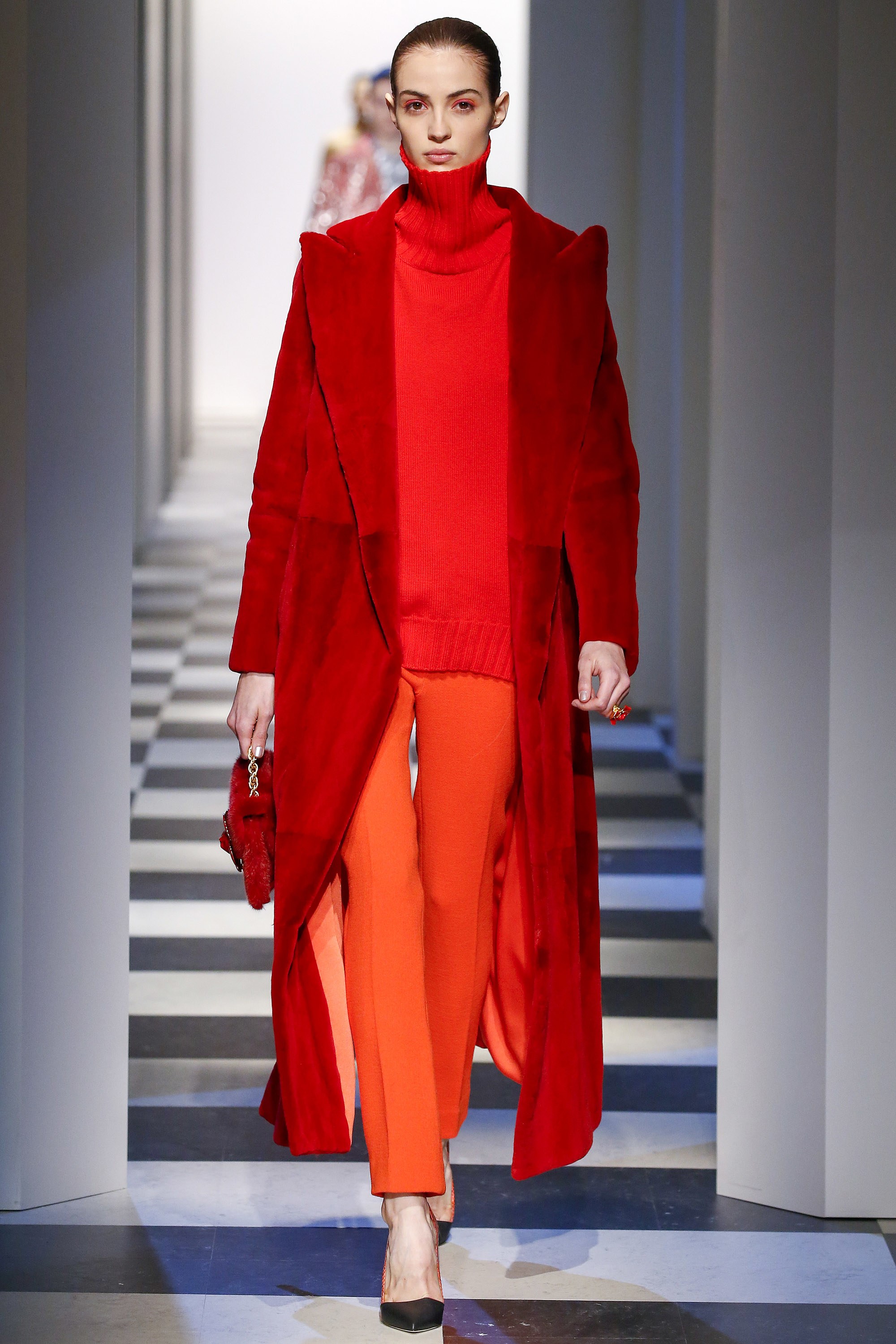 Красный подиум. Красное пальто подиум. Тренды 2018. Оранжевое пальто подиум.