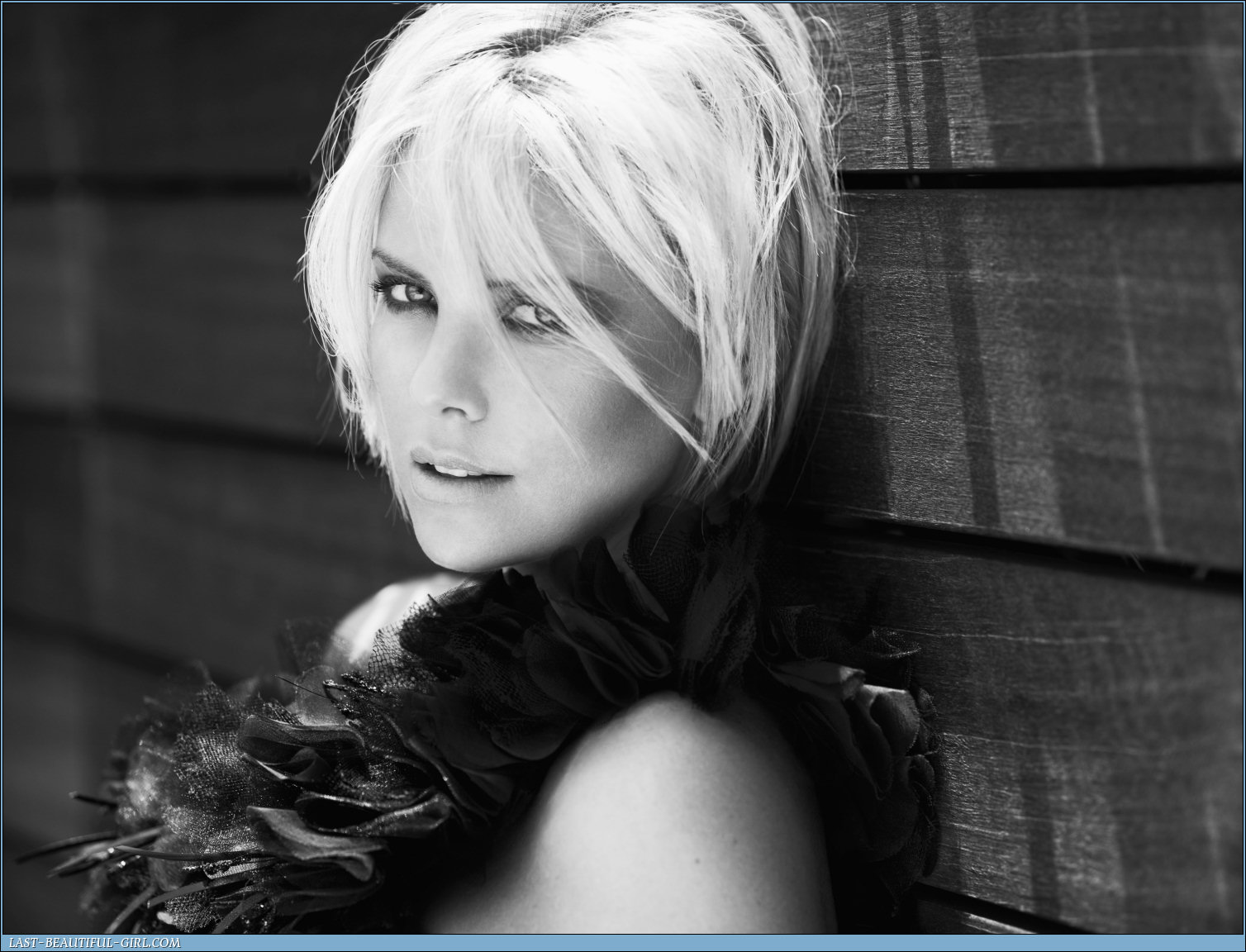 http://www.theplace.ru/archive/charlize_theron/img/nerble--charlize-theron-nyt-s1.jpg