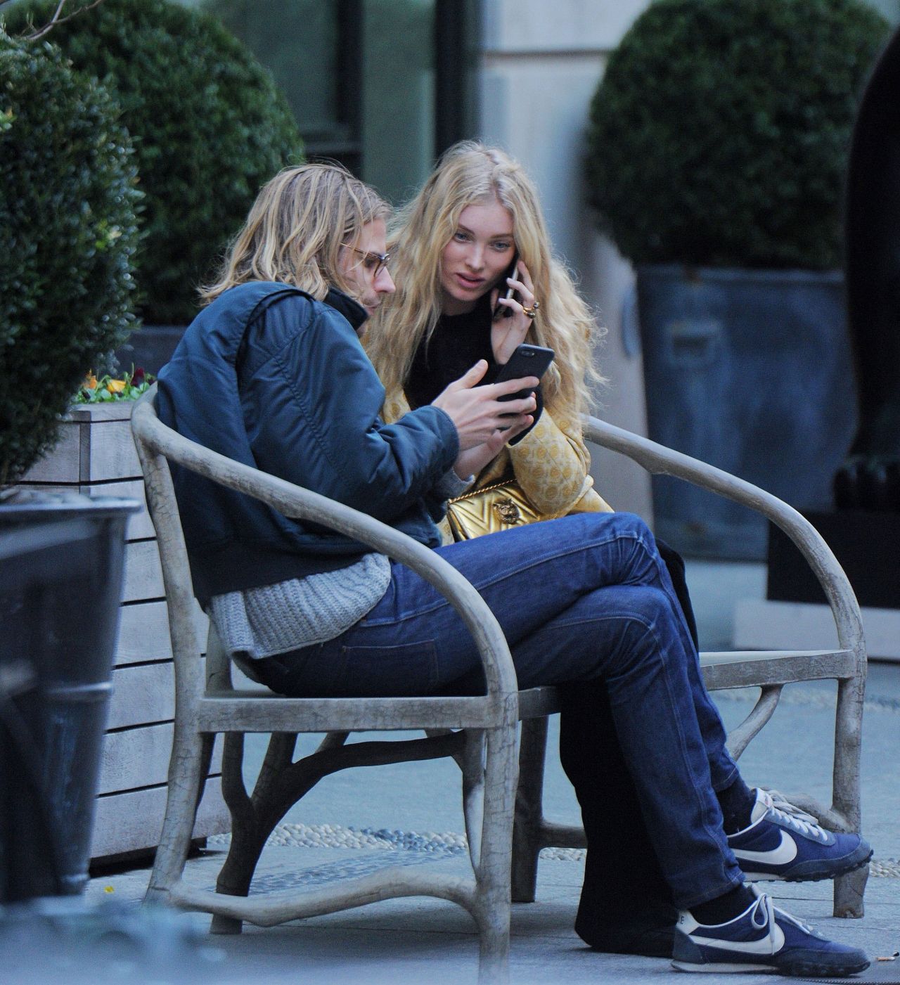 Эльза Хоск - Elsa Hosk фото №954698 - Elsa Hosk on a Bench in Soho in