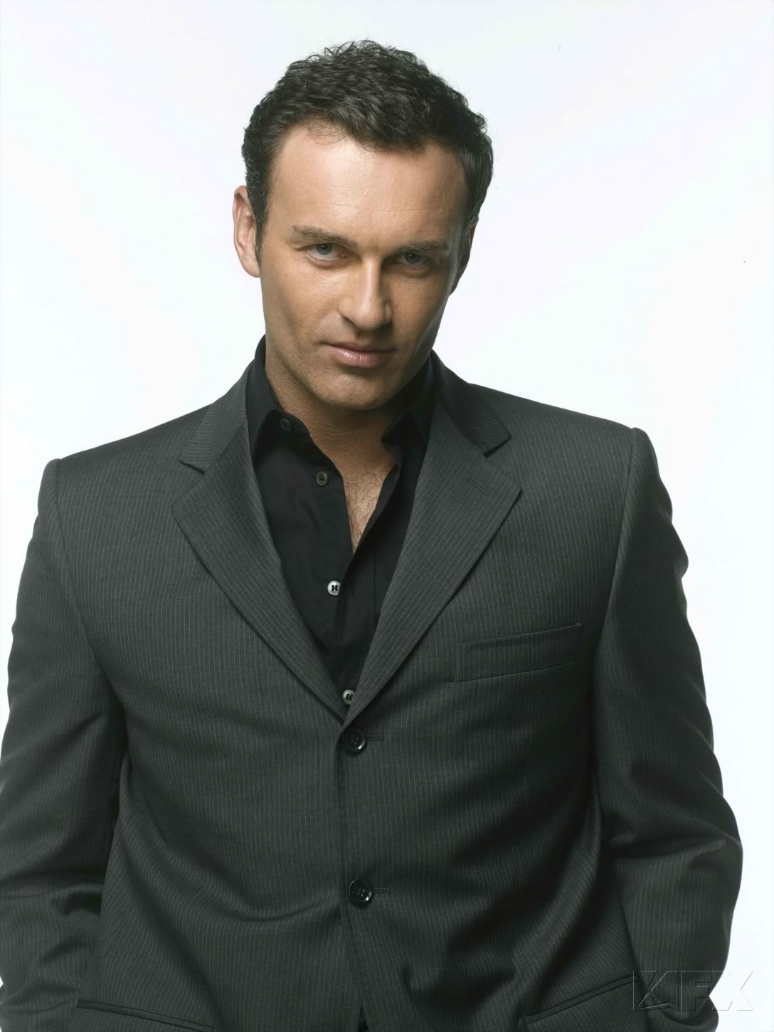 http://www.theplace.ru/archive/julian_mcmahon/img/jmm_20.jpg