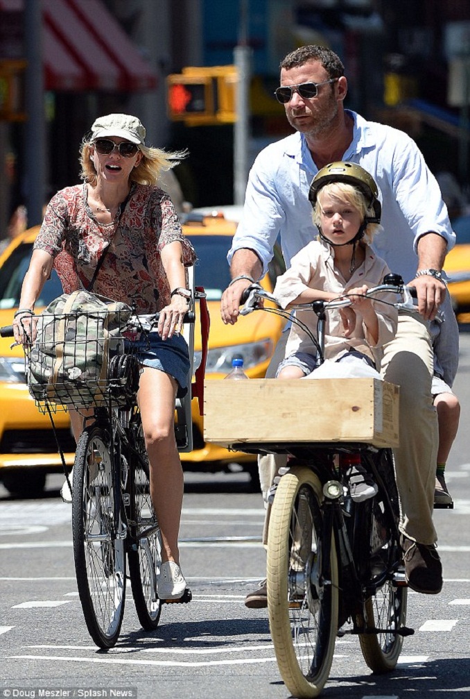 http://www.theplace.ru/archive/liev_schreiber/img/article_2347060_1a78edba000005dc_939_634x942.jpg