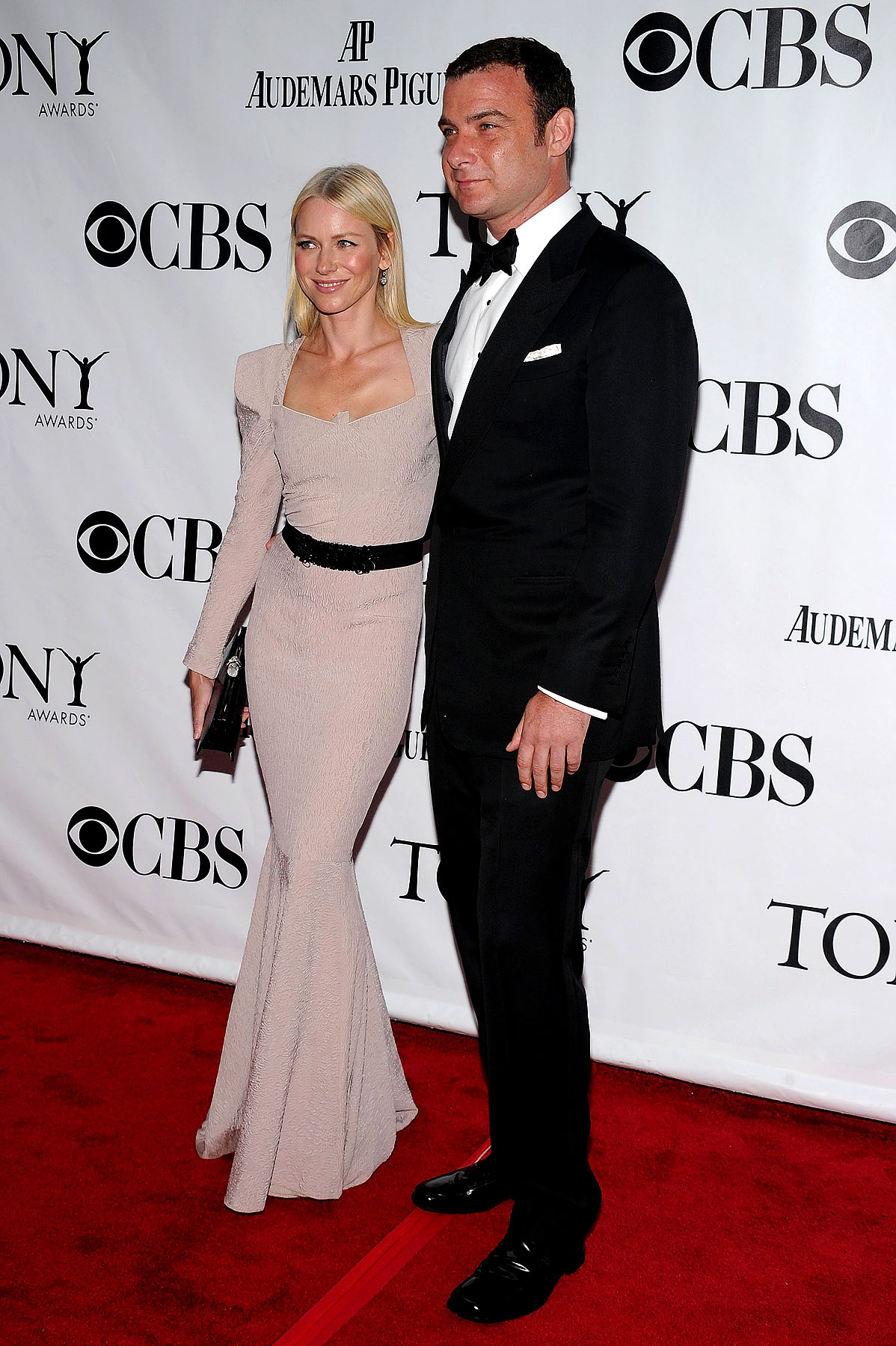 http://www.theplace.ru/archive/liev_schreiber/img/msg_127652144431_3.jpg