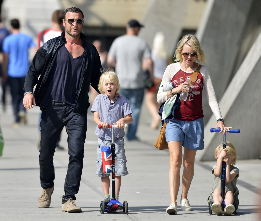 http://www.theplace.ru/archive/liev_schreiber/img/naomi+watts+naomi+watts+family+nyc+qe29efzscgzx.jpg