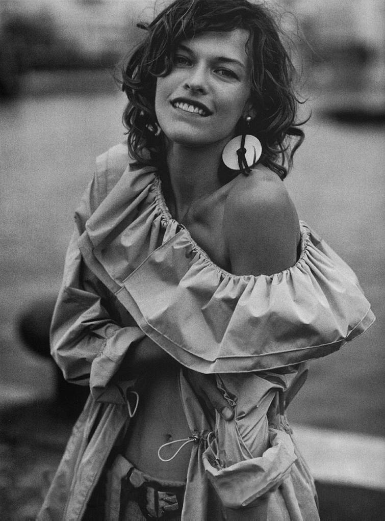 http://www.theplace.ru/archive/milla_jovovich/img/MillaJovovich-EmporioArmani-VogueUS2003Apr-zob.jpg