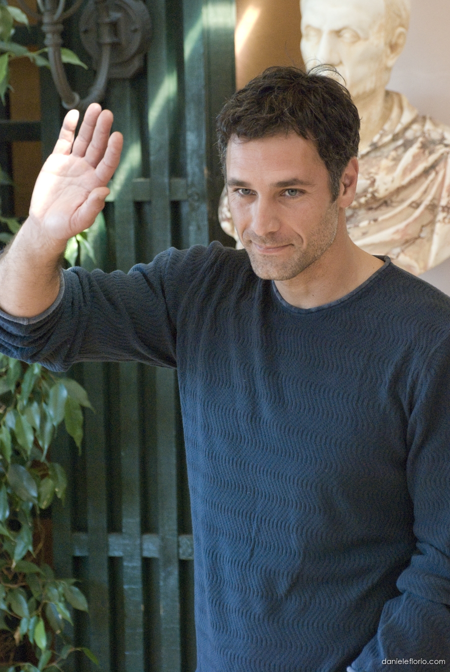 http://www.theplace.ru/archive/raoul_bova/img/raoul3.jpg