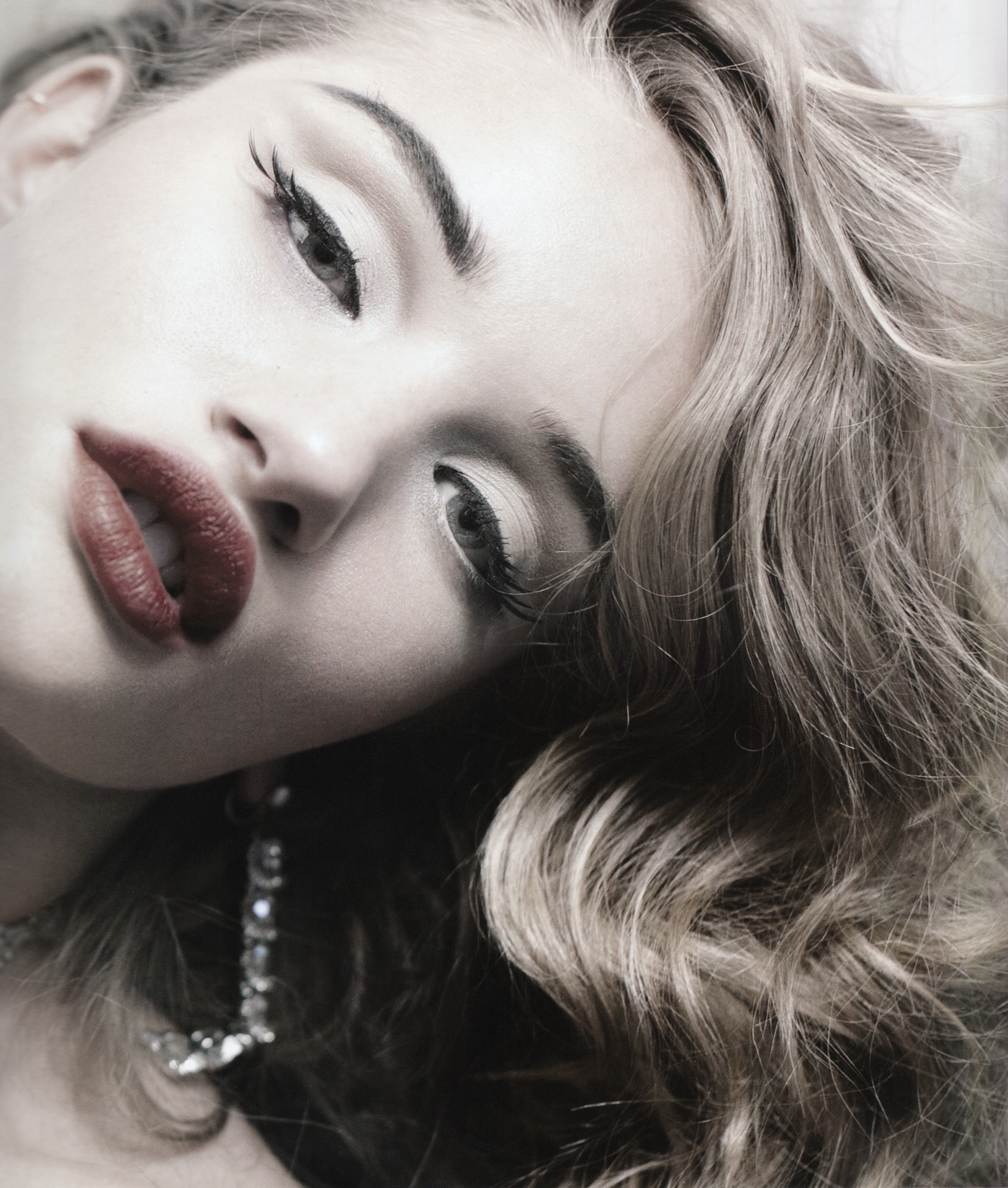 http://www.theplace.ru/archive/rosie_huntington/img/Rosie_Huntington_Whi-24.jpg