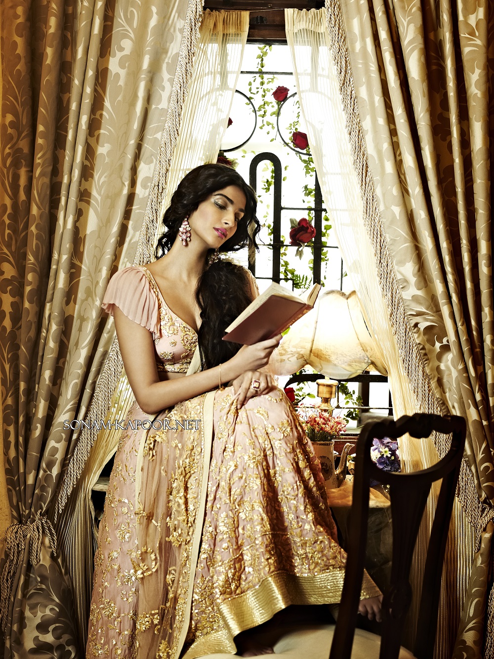 http://www.theplace.ru/archive/sonam_kapoor/img/1_(4)(66).jpg